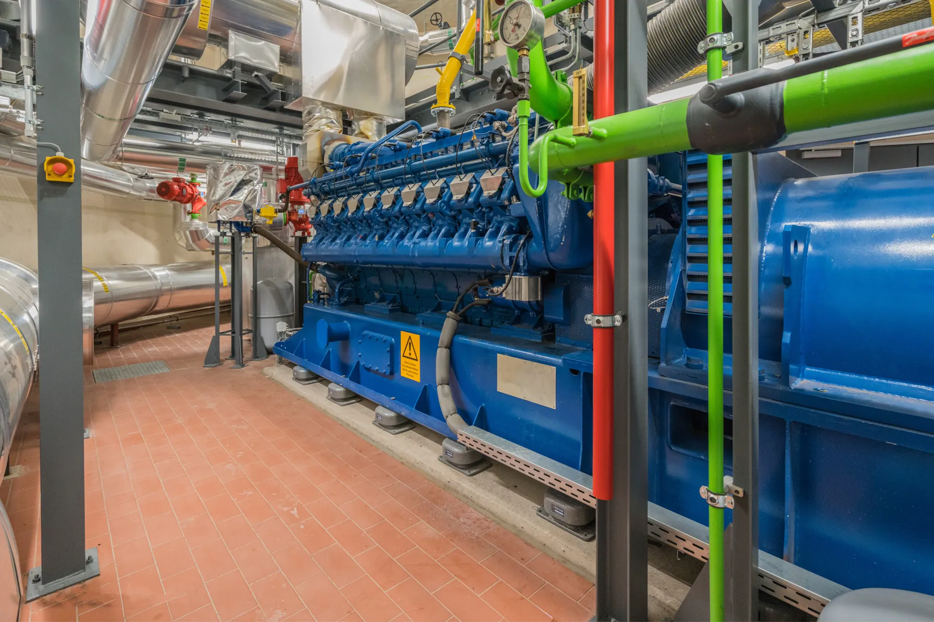 Motogenerador a gas de gran tamaño en sala de máquinas, para plantas de más de 5 MW