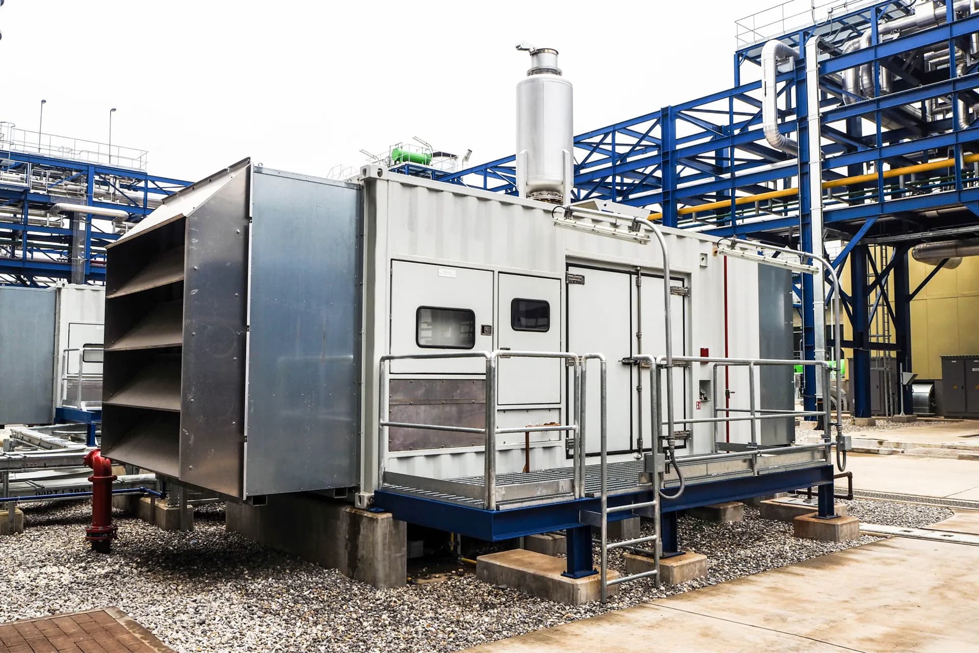 Unidad de generación en contenedor en sitio, para pruebas y puesta en servicio eléctrica