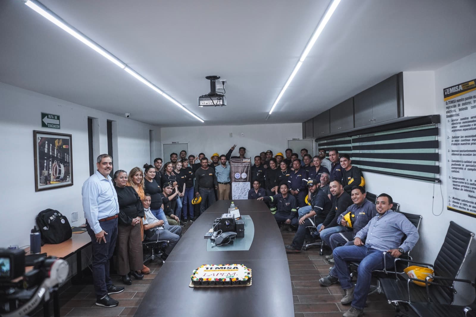 Equipo TEMISA Power Gen en taller Tlajomulco — TEMISA generator service team workshop Mexico
