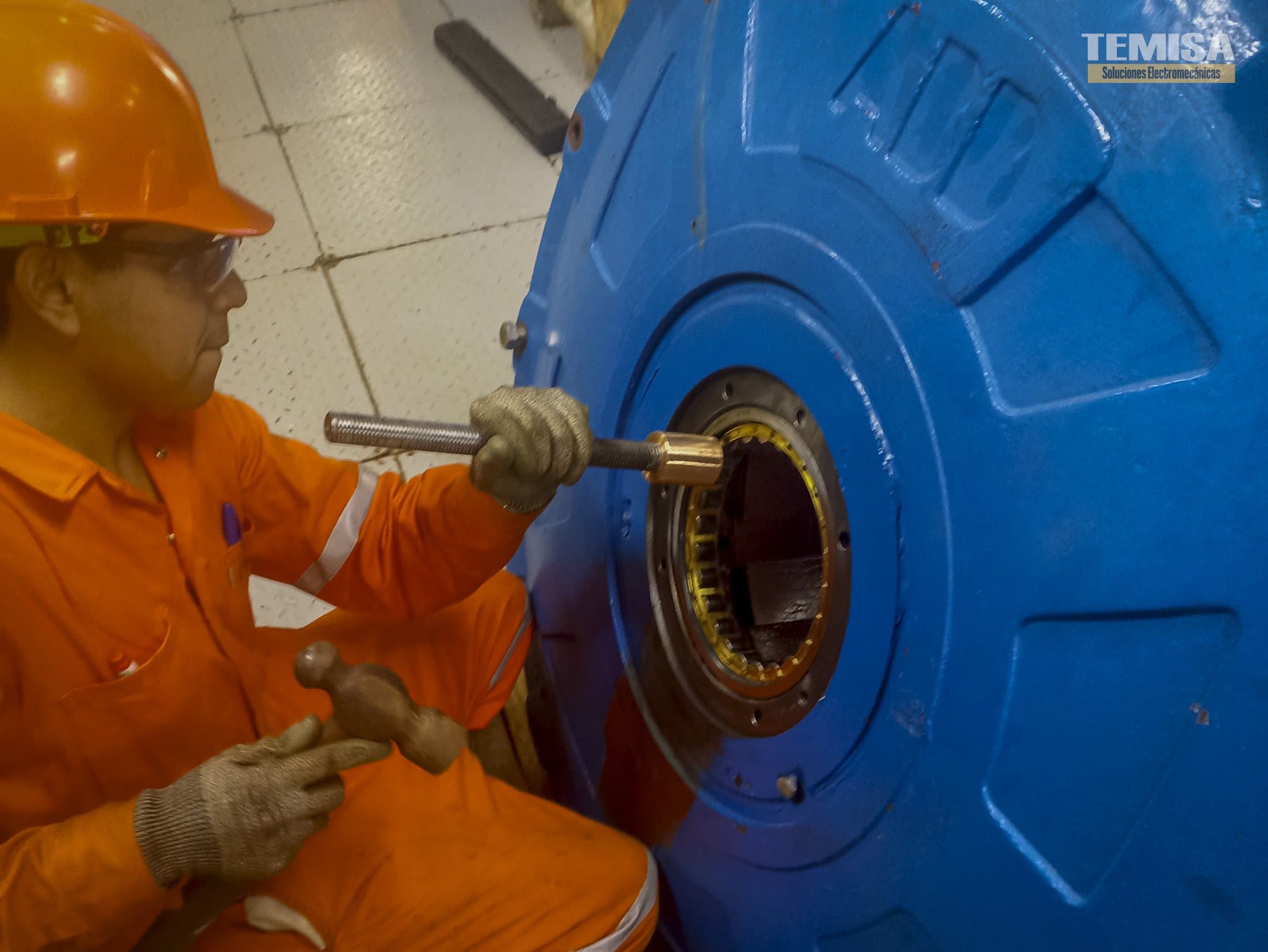 Desmontaje de rodamiento con extractor controlado en generador ABB — TEMISA