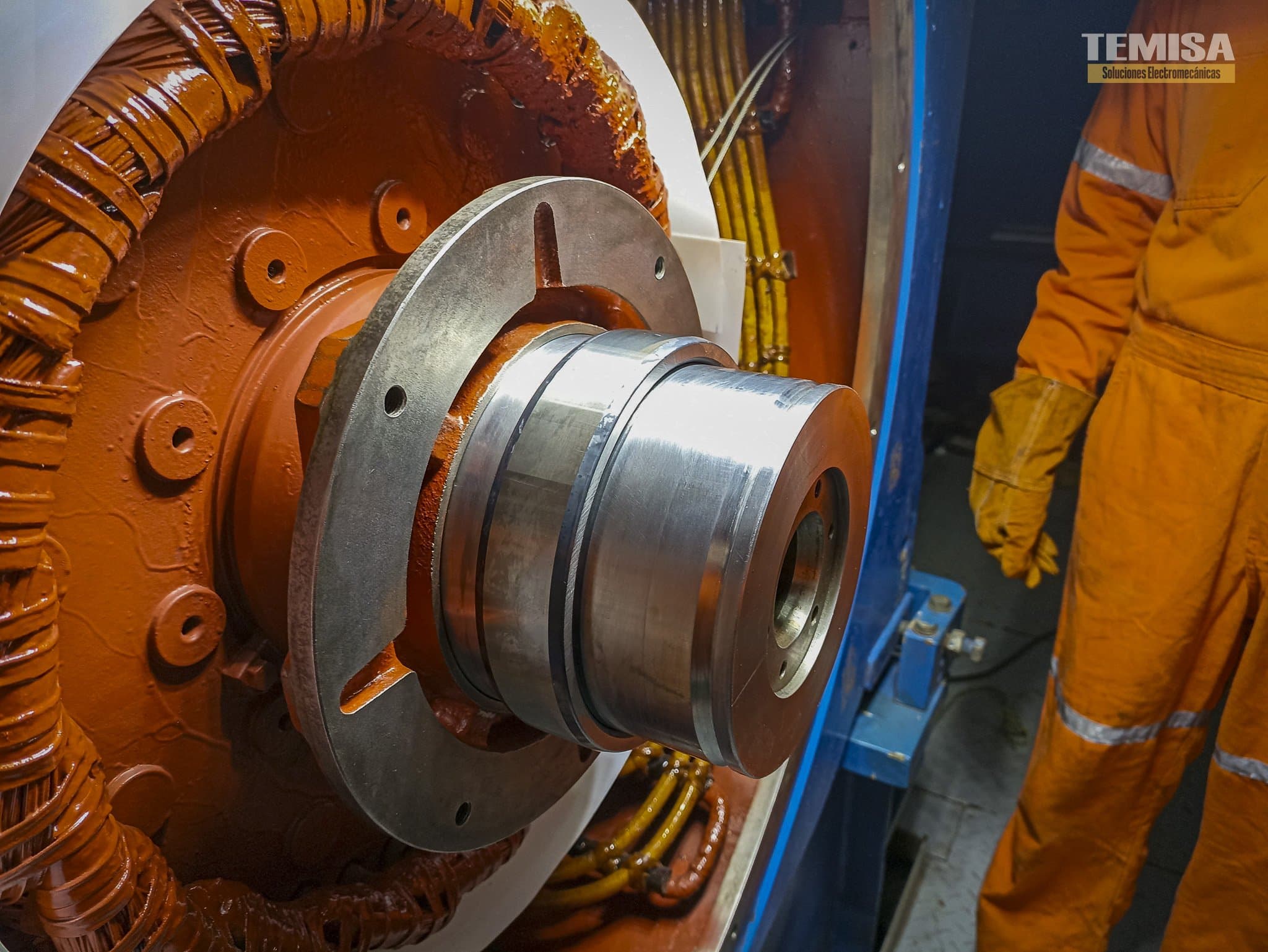Montaje de rodamiento sobre eje del generador ABB — TEMISA