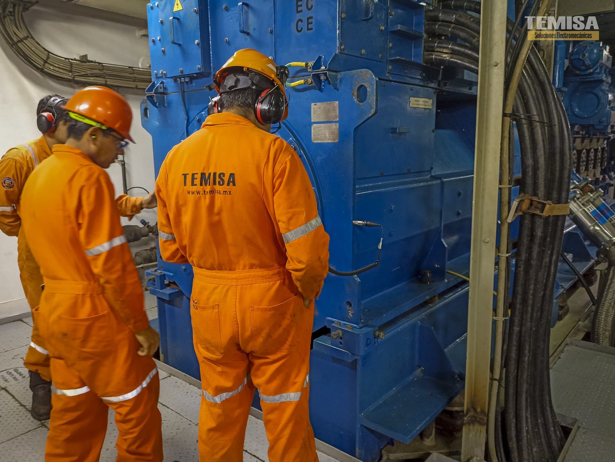 Servicio en campo a generador ABB con cuadrilla TEMISA en sala de máquinas