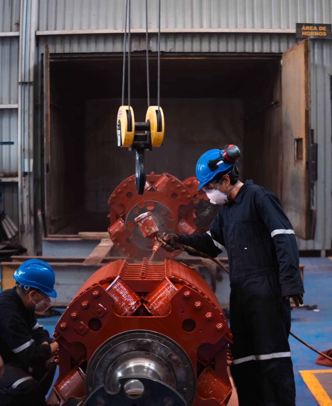 Izaje del rotor de un generador síncrono con grúa viajera durante el desarme en taller TEMISA Power Gen