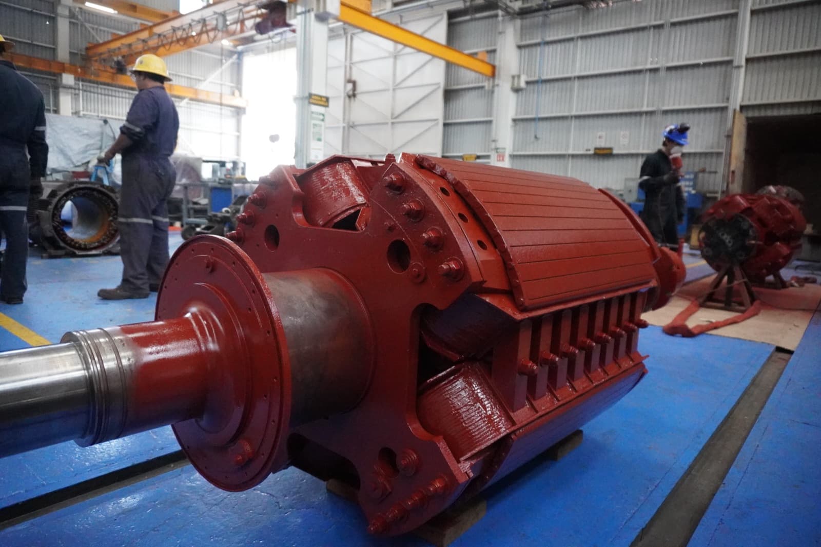 Inspección del rotor de un generador síncrono industrial en taller TEMISA como parte de la intervención coordinada de tres unidades