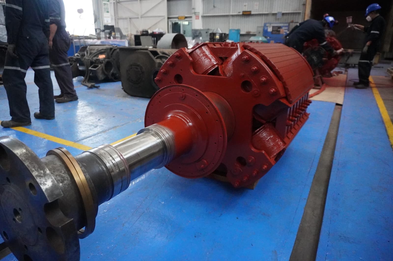 Rotor de generador síncrono industrial sobre caballetes durante el mantenimiento mayor en taller TEMISA para operador oil & gas
