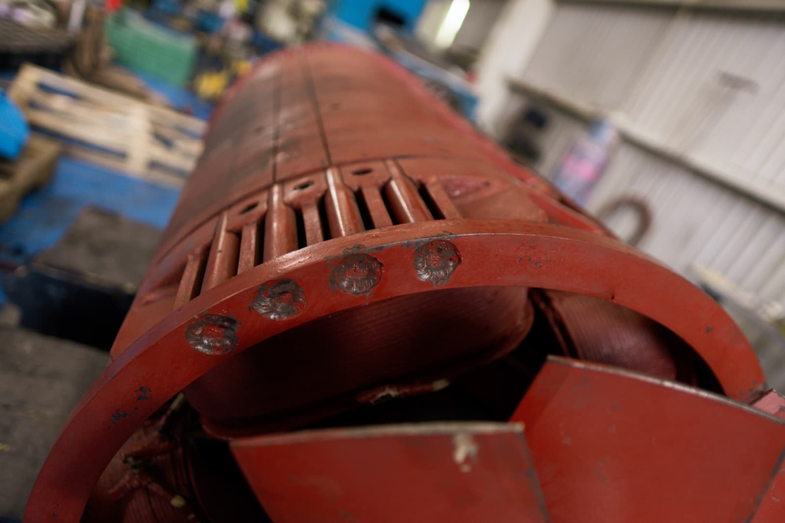 Bobina de campo de un polo del rotor de un generador síncrono de cogeneración durante el proceso de rehabilitación en TEMISA