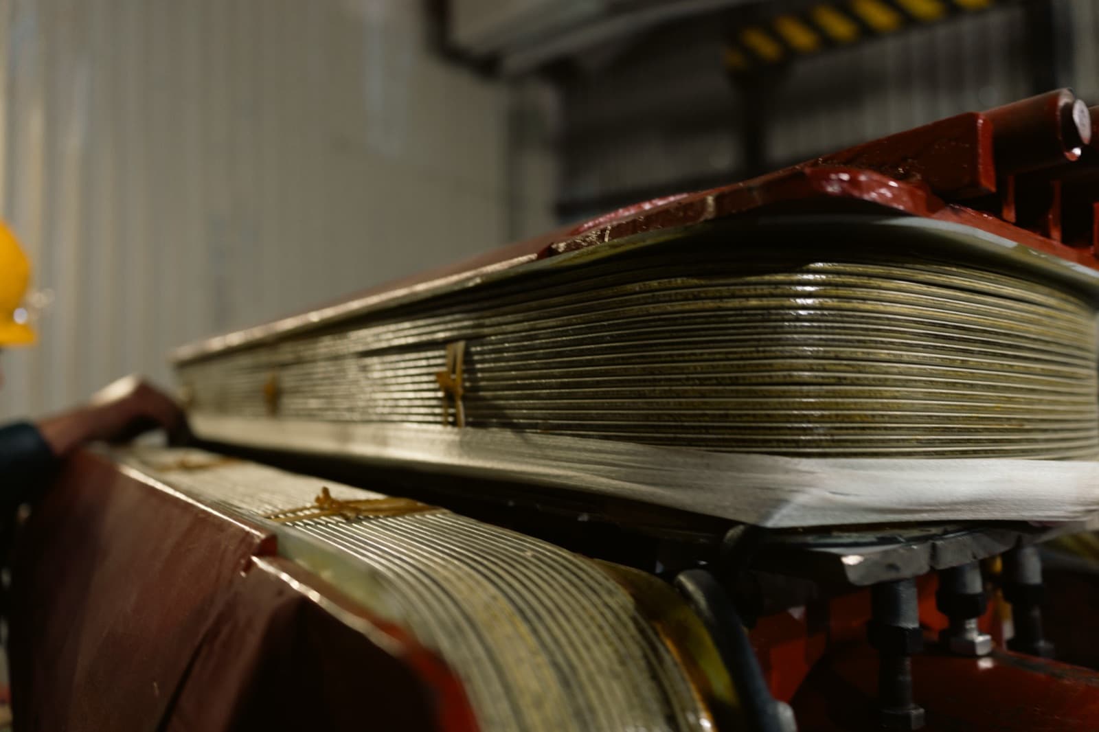 Detalle de la laminación del núcleo polar y el sistema aislante del rotor de un generador síncrono tratado por TEMISA