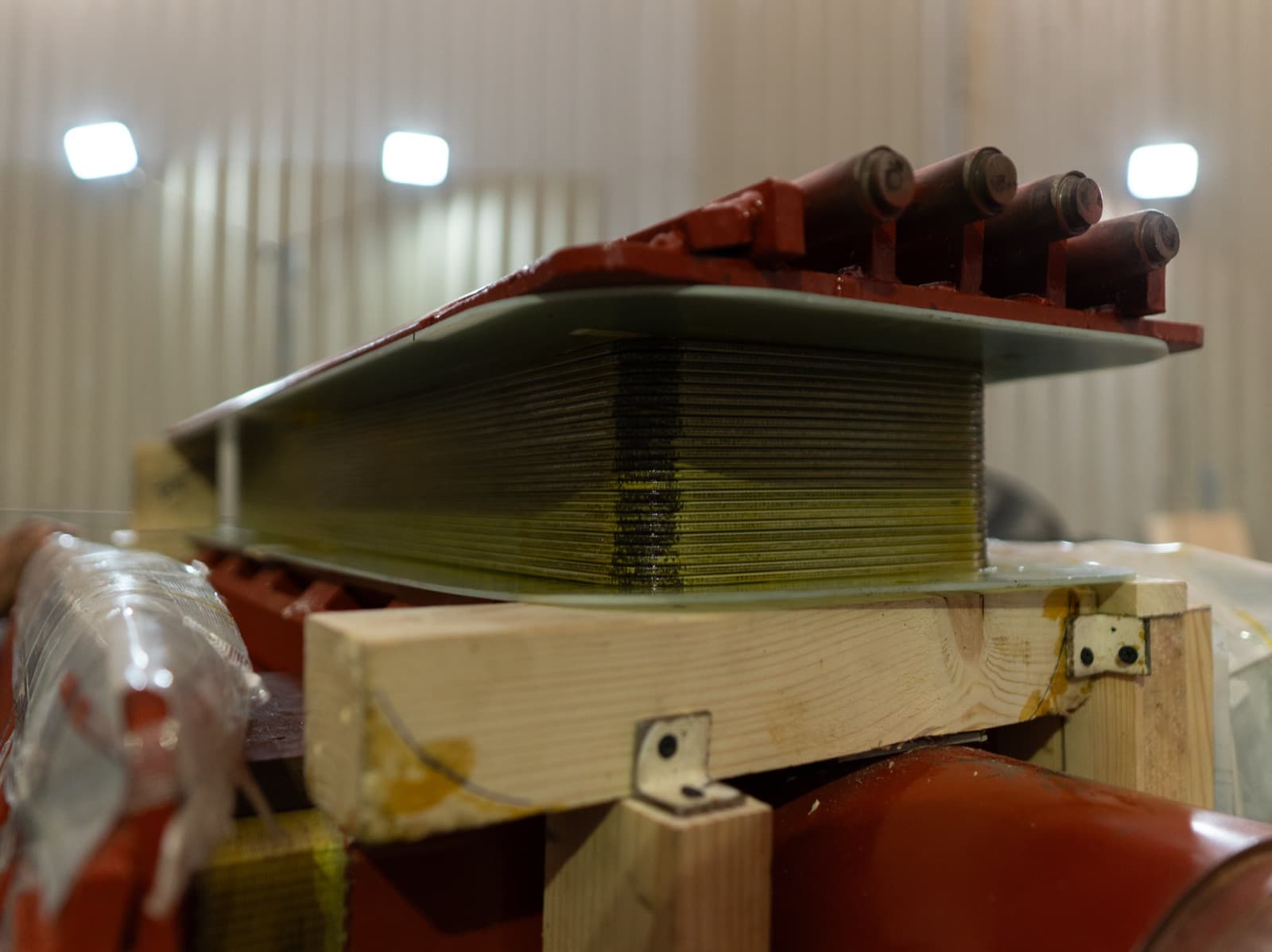 Pieza polar del rotor con laminación y varnish epoxy aplicado durante la rehabilitación electromecánica en TEMISA