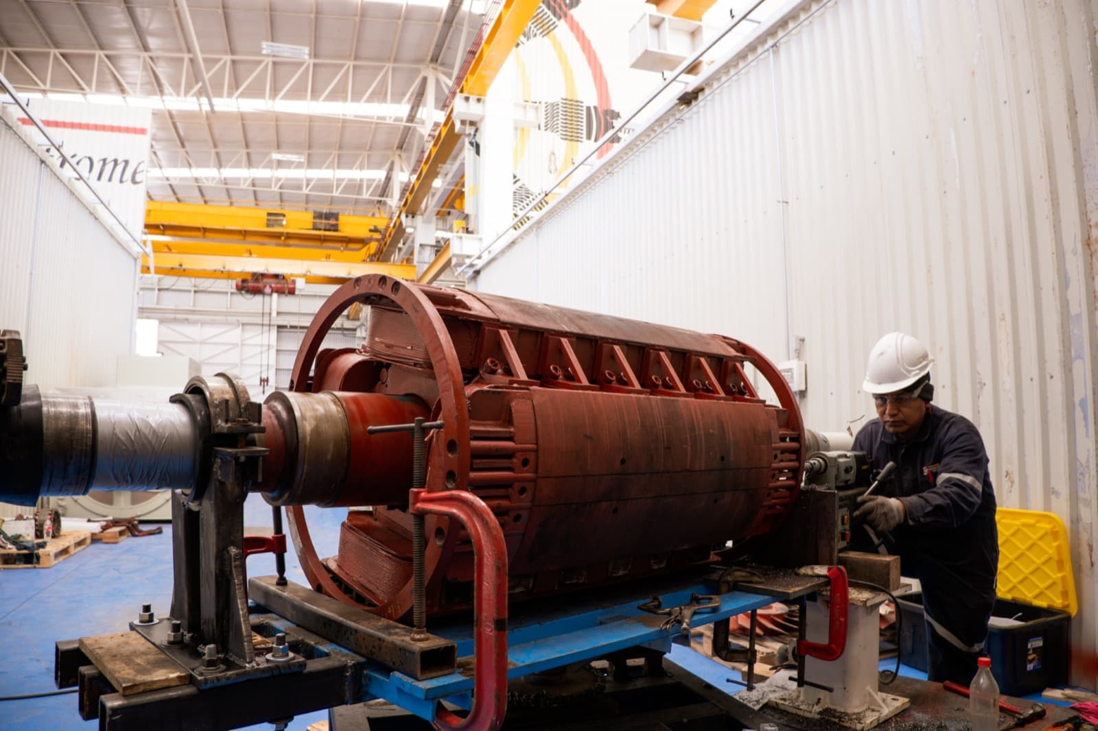 Rehabilitación del rotor de un generador síncrono maniobrado con grúa viajera en el taller de TEMISA Power Gen