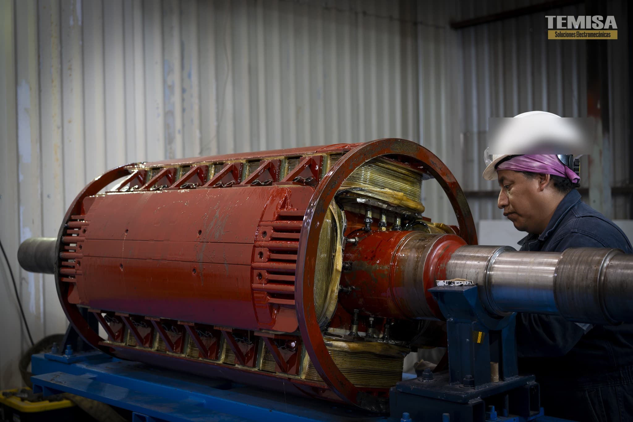 Rotor de 4 polos rehabilitado para generador síncrono de cogeneración en Ingenio de Tala — taller TEMISA Power Gen con varnish epoxy y bobinado renovado