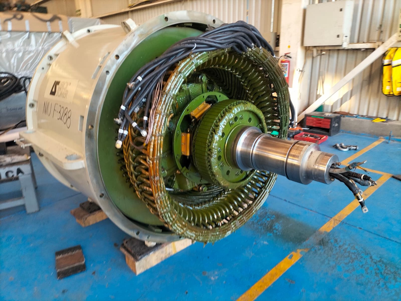 Turbogenerador síncrono Leroy-Somer de 5 MW abierto en taller — devanados del estator, sistema de excitación y flecha del rotor expuestos durante mantenimiento mayor L4 — TEMISA Power Gen