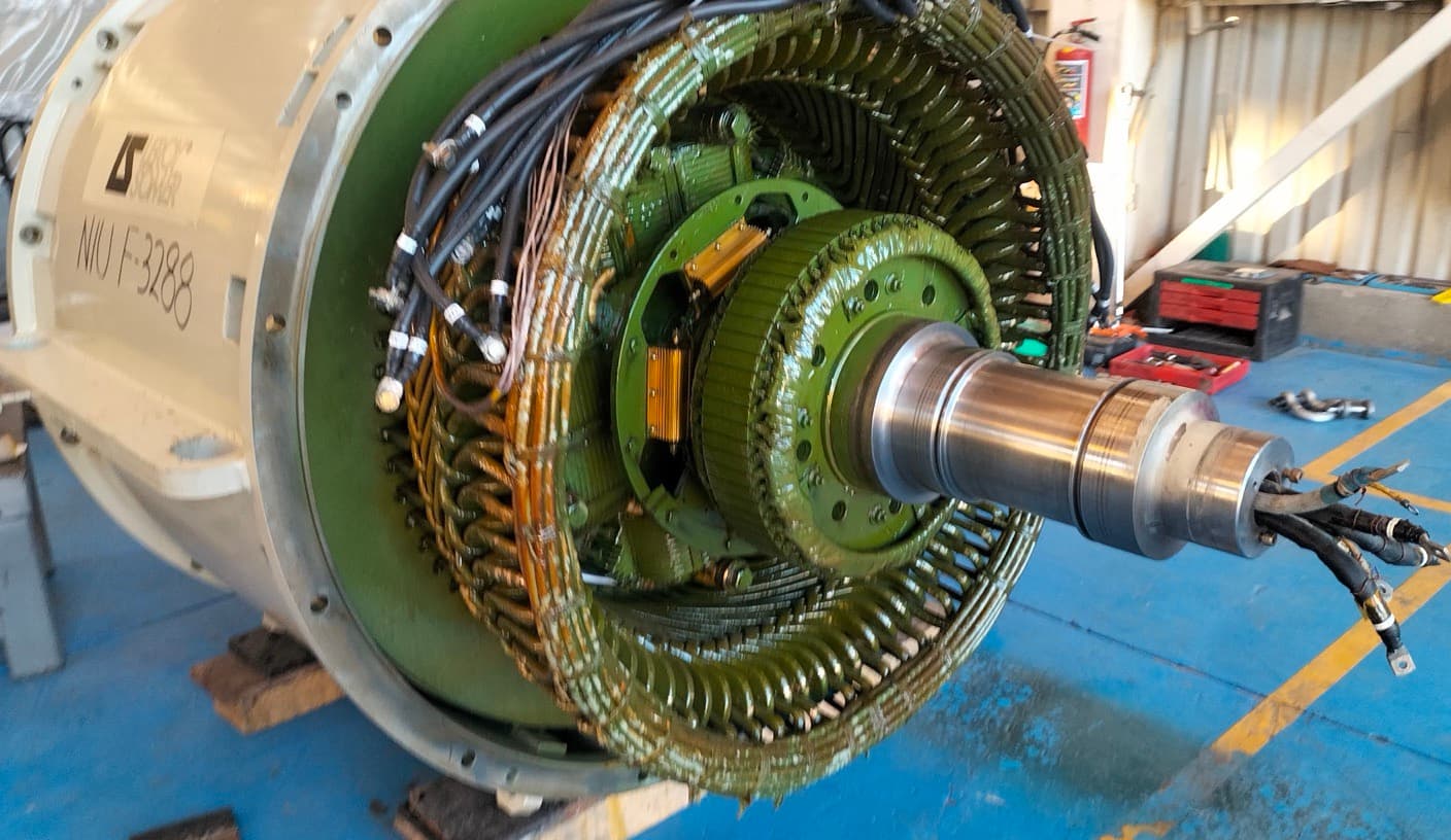 Turbogenerador síncrono Leroy-Somer de 5 MW abierto en taller — devanados del estator, sistema de excitación y flecha del rotor expuestos durante mantenimiento mayor L4 — TEMISA Power Gen
