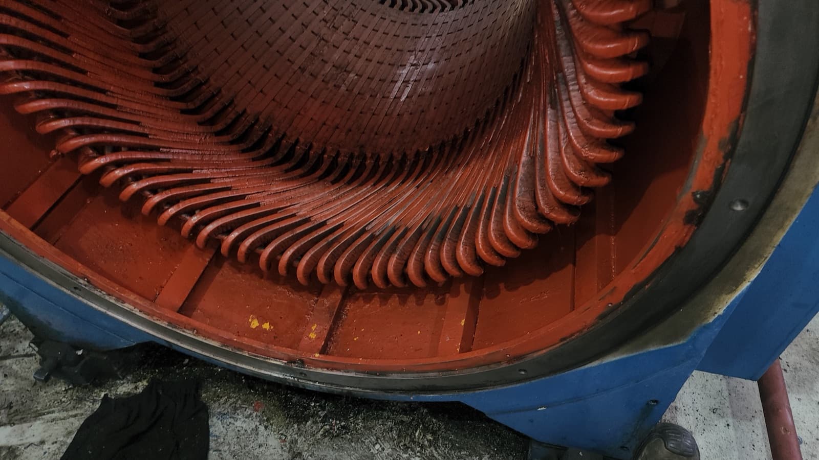 Barreno del estator con devanados de un generador síncrono KATO de 2.5 MW de cogeneración durante mantenimiento mayor L4 — taller TEMISA Power Gen, ingenio azucarero