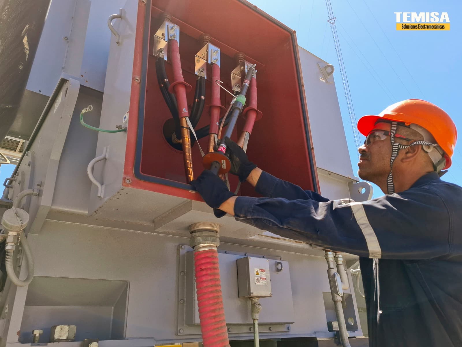 Inspección de terminales y conexiones de alta tensión 6,600 V del motor eléctrico durante el mantenimiento de TEMISA