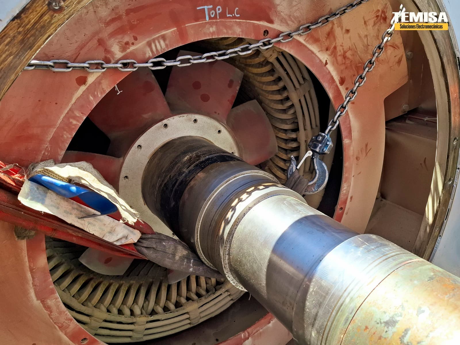 Extracción del rotor de un motor eléctrico de 7,000 HP fuera del estator durante el mantenimiento mayor en sitio de TEMISA