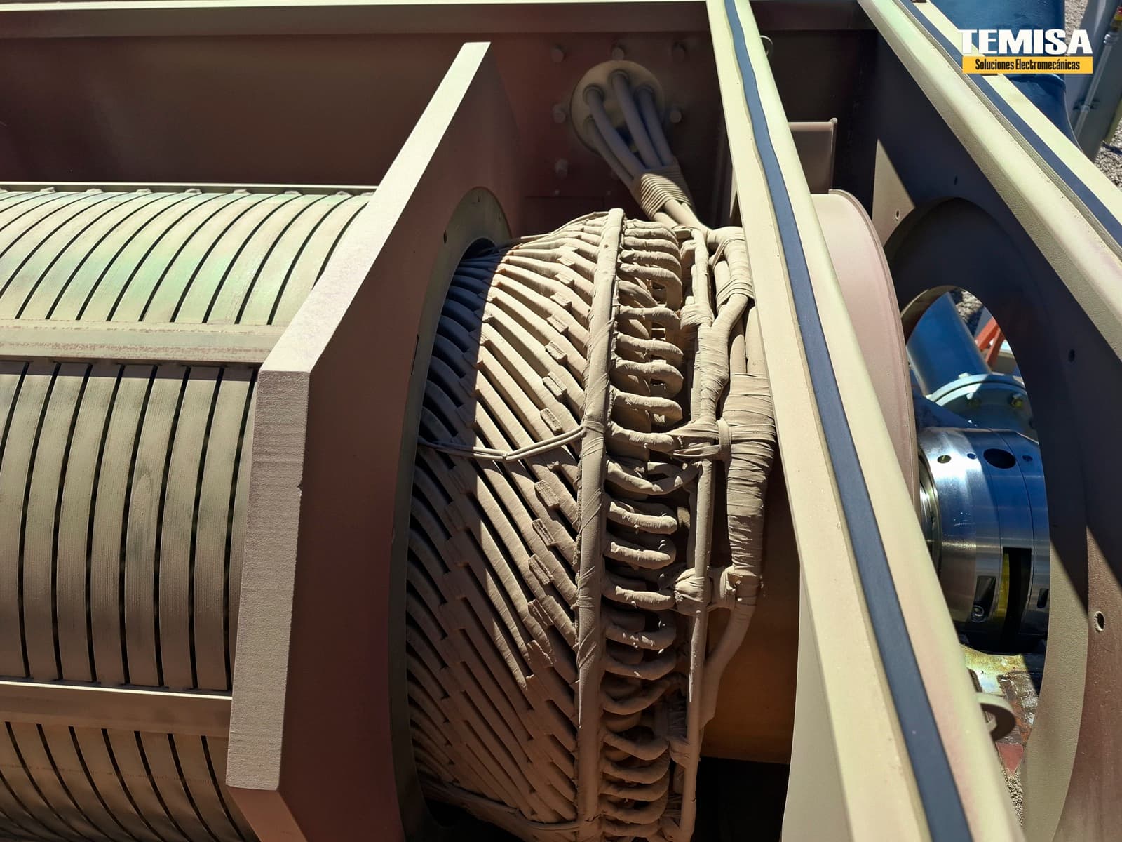 Rotor de motor de inducción de alta tensión extraído para inspección del devanado por especialistas de TEMISA