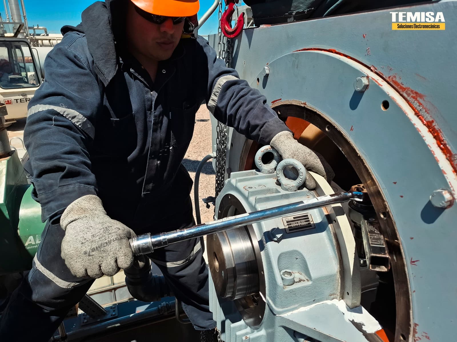 Apriete con torquímetro en el ensamble del cojinete del motor de alta tensión, en sitio, por TEMISA Power Gen
