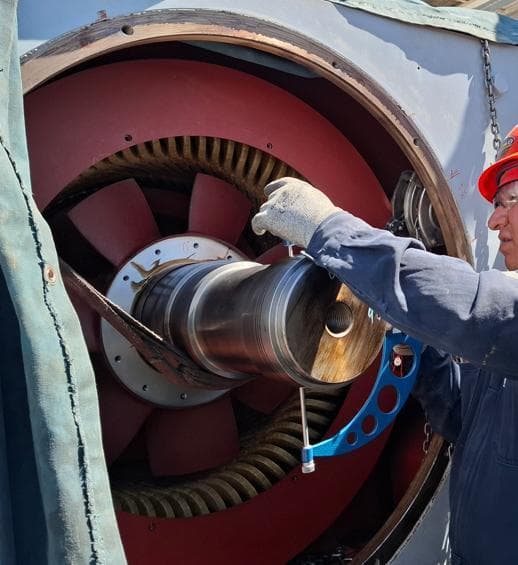 Foto documental: medición mecánica en el eje del motor, registrada en el reporte técnico de mayo de 2025.