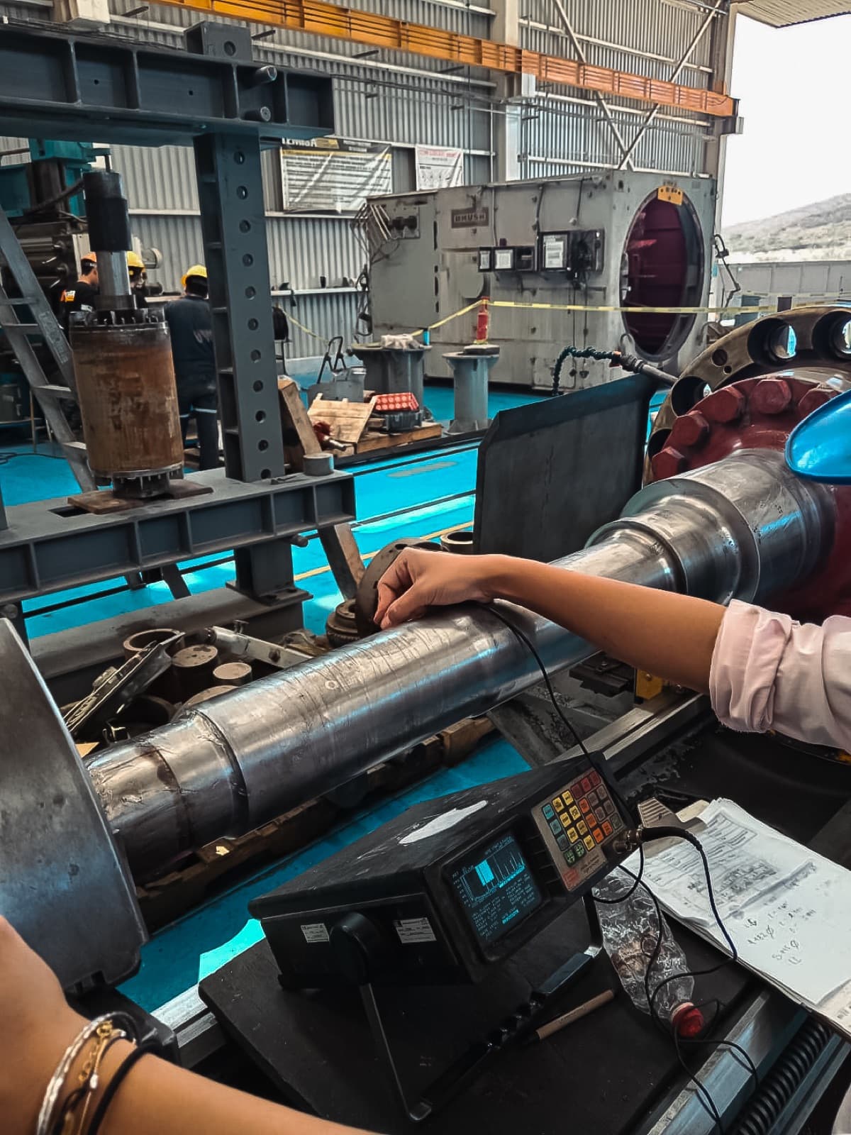 Ensayo no destructivo por ultrasonido sobre el eje del rotor para verificar la integridad estructural, TEMISA Power Gen