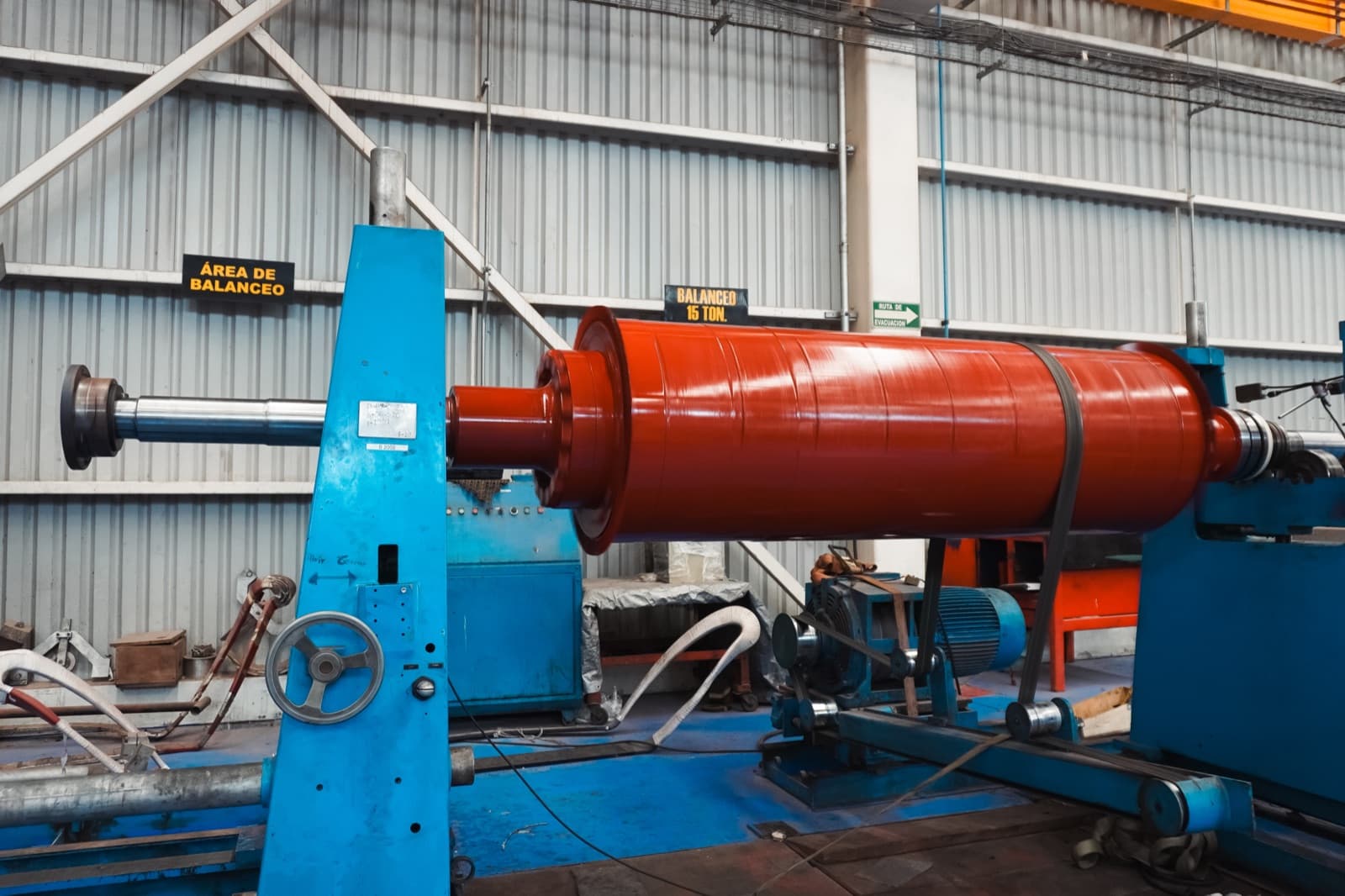 Rotor de excitación Westinghouse de 2,500 kVA montado en la balanceadora dinámica durante su rehabilitación integral en el taller de TEMISA Power Gen