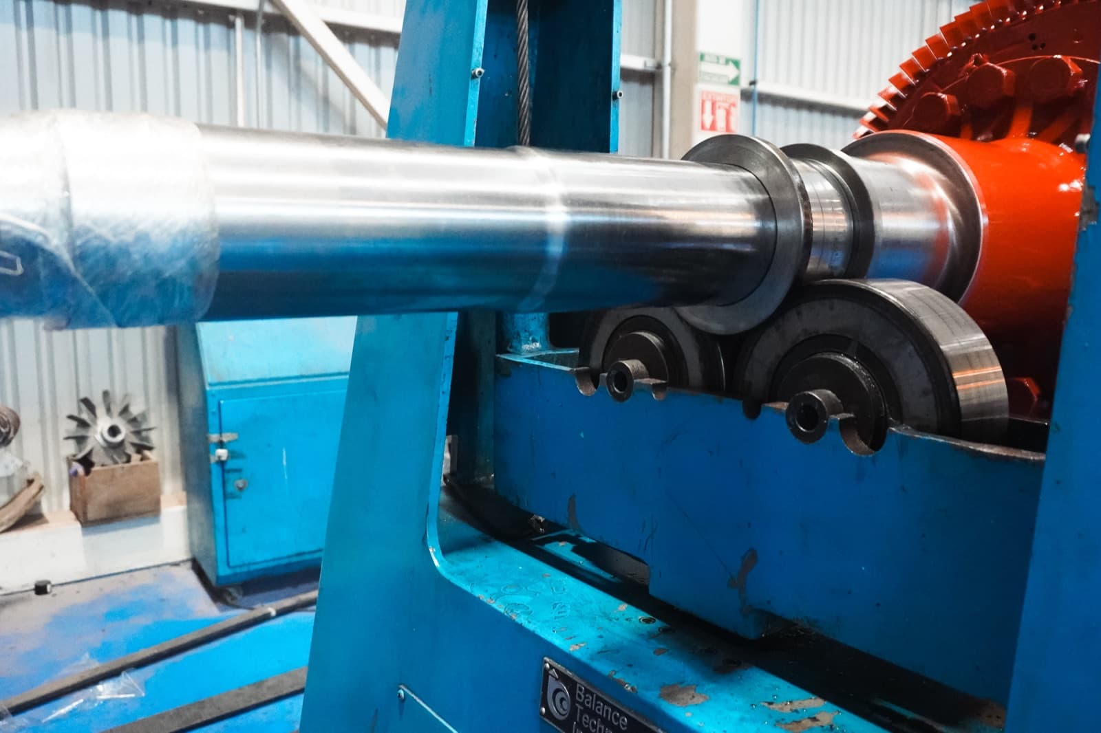 Muñón del eje del rotor de un generador síncrono rectificado y verificado dimensionalmente por TEMISA