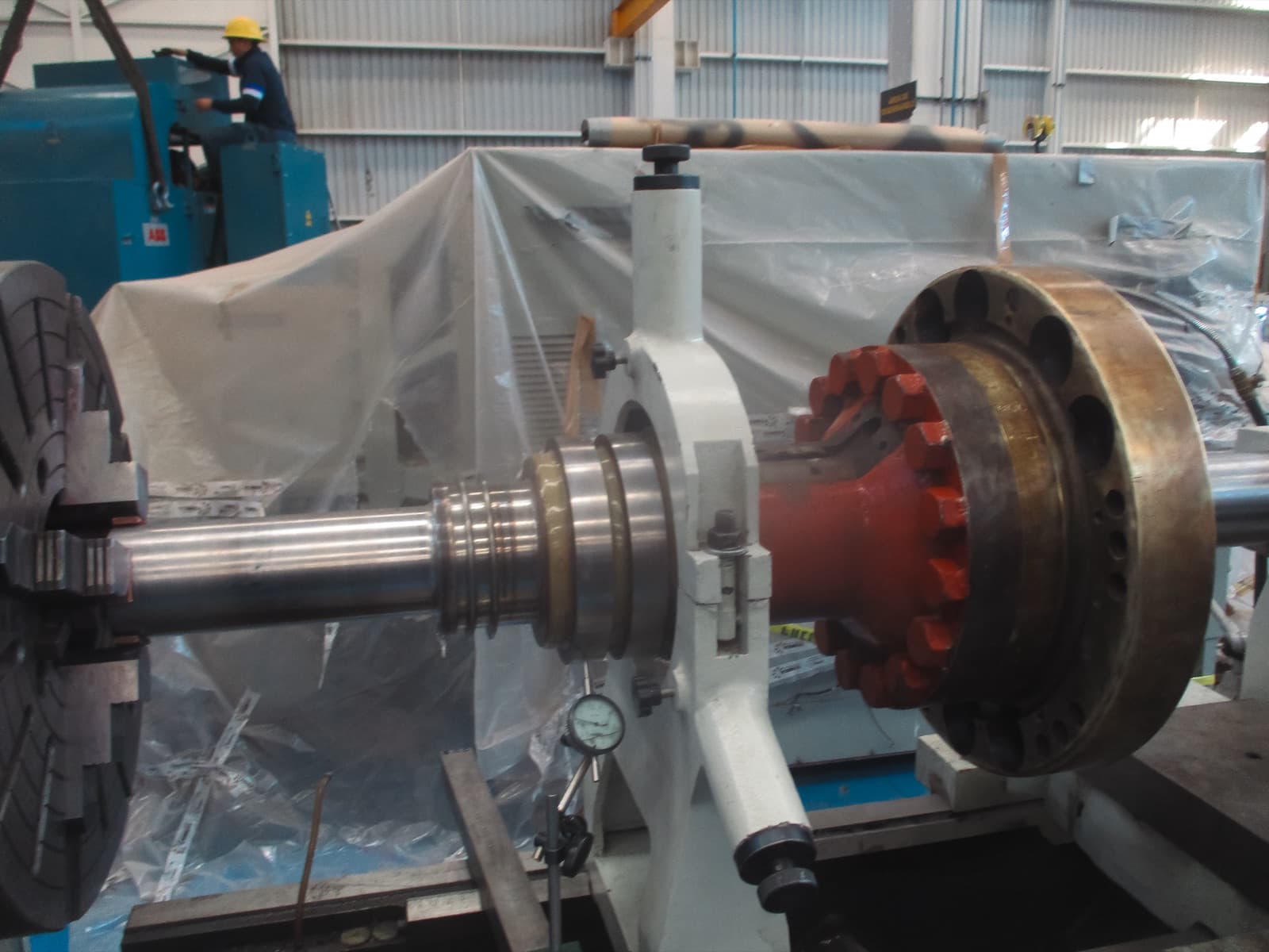 Rectificado del muñón del rotor en torno con reloj comparador para recuperar la tolerancia dimensional, TEMISA