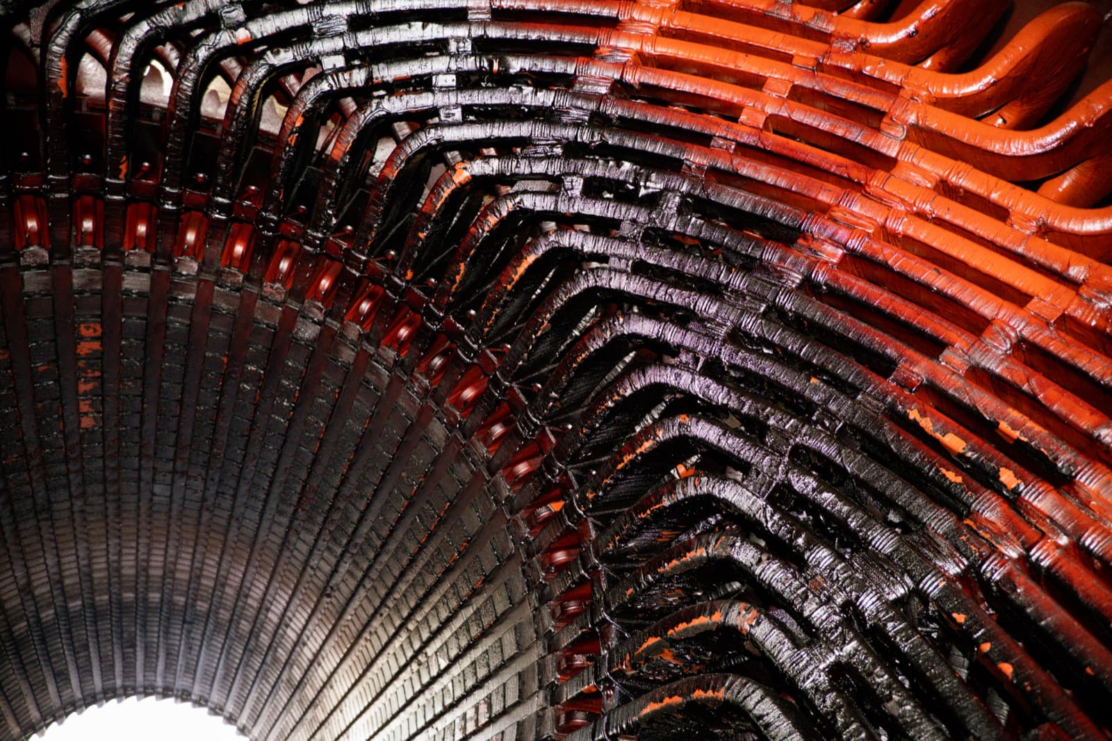 Cabezales de bobina del turbogenerador BRUSH con residuos de aceite y contaminación antes de la limpieza criogénica de TEMISA