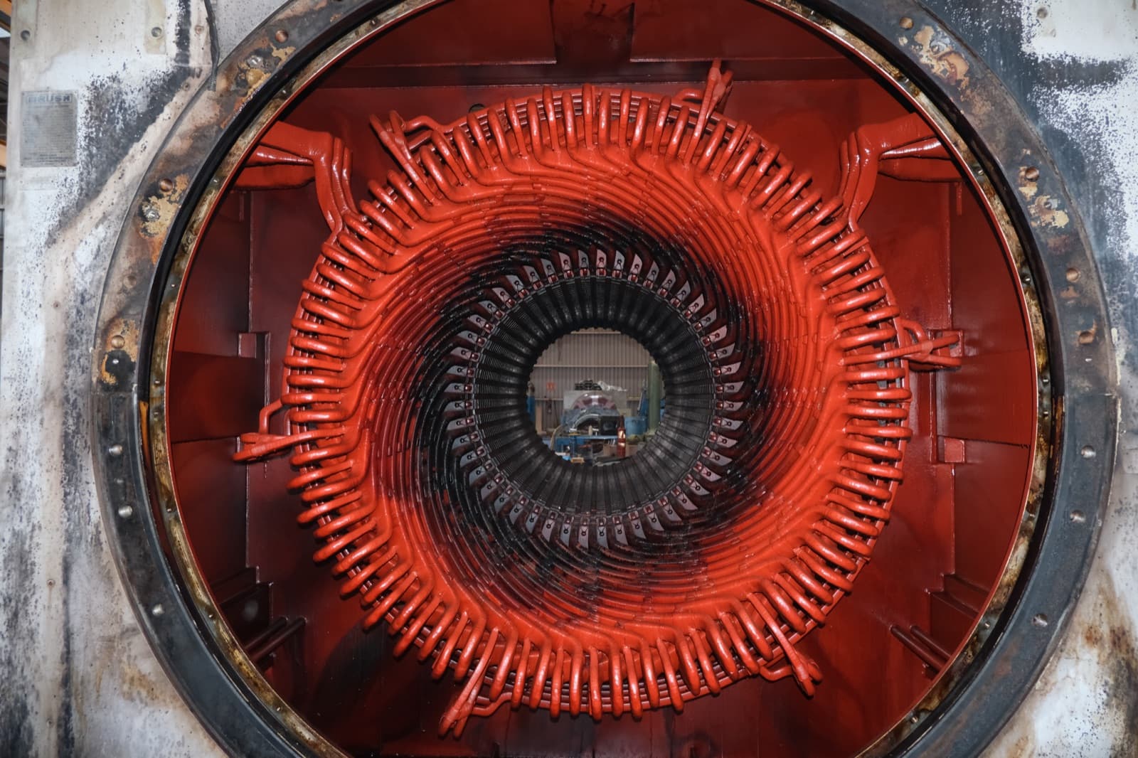 Antes y después en una sola imagen: mitad del devanado del turbogenerador BRUSH contaminado y mitad ya restaurado por TEMISA