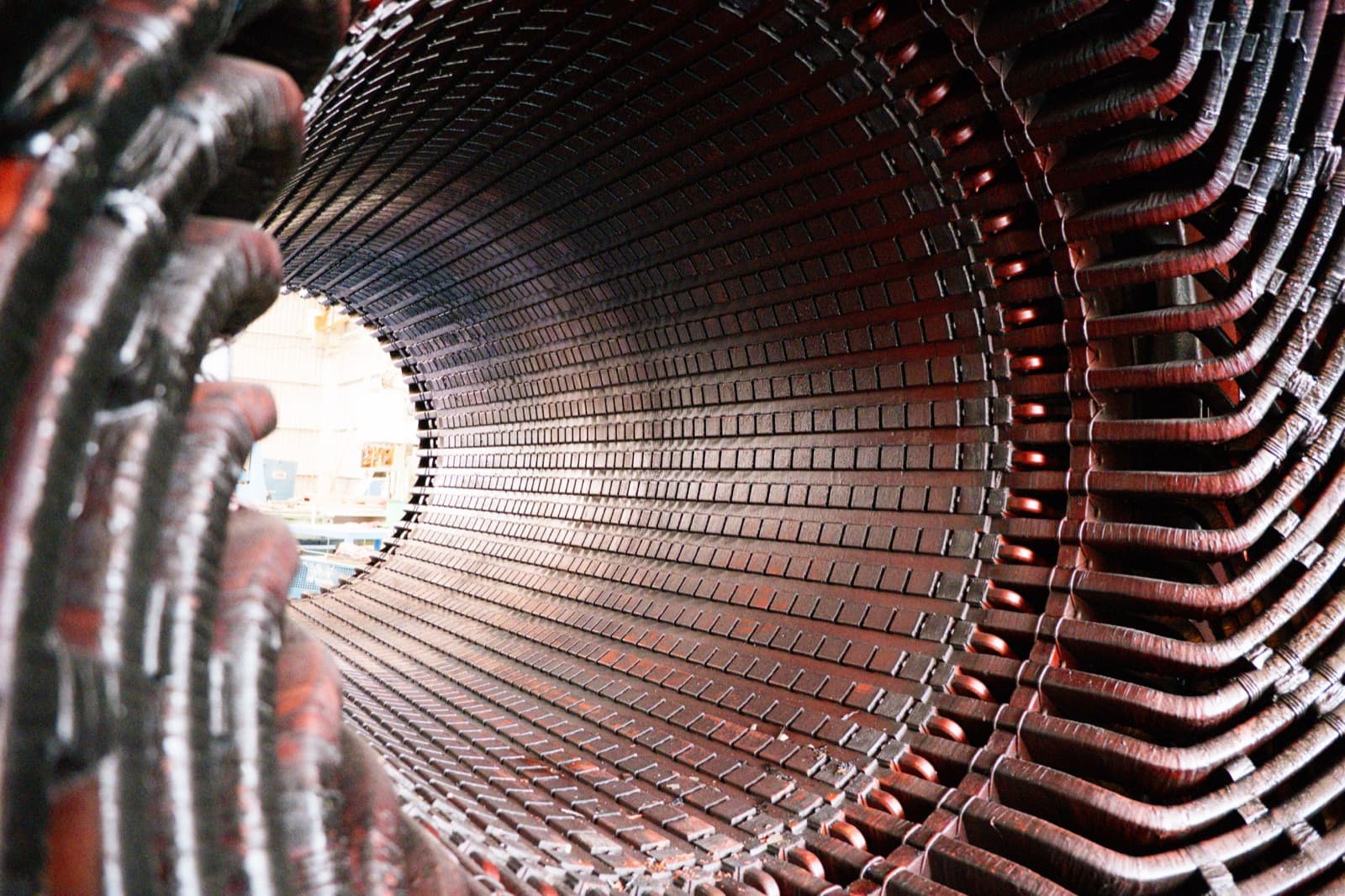 Ranuras y núcleo del estator del turbogenerador con contaminación superficial antes del mantenimiento mayor, TEMISA