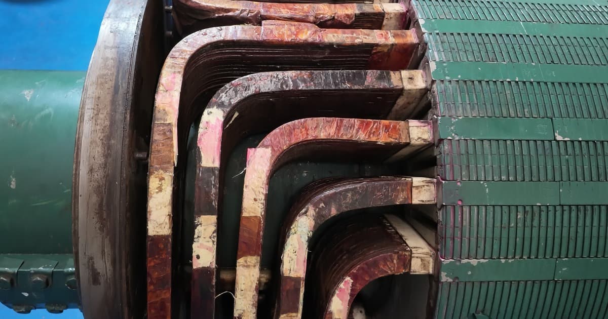 Detalle de bloques separadores y devanado del rotor accesibles para inspección
