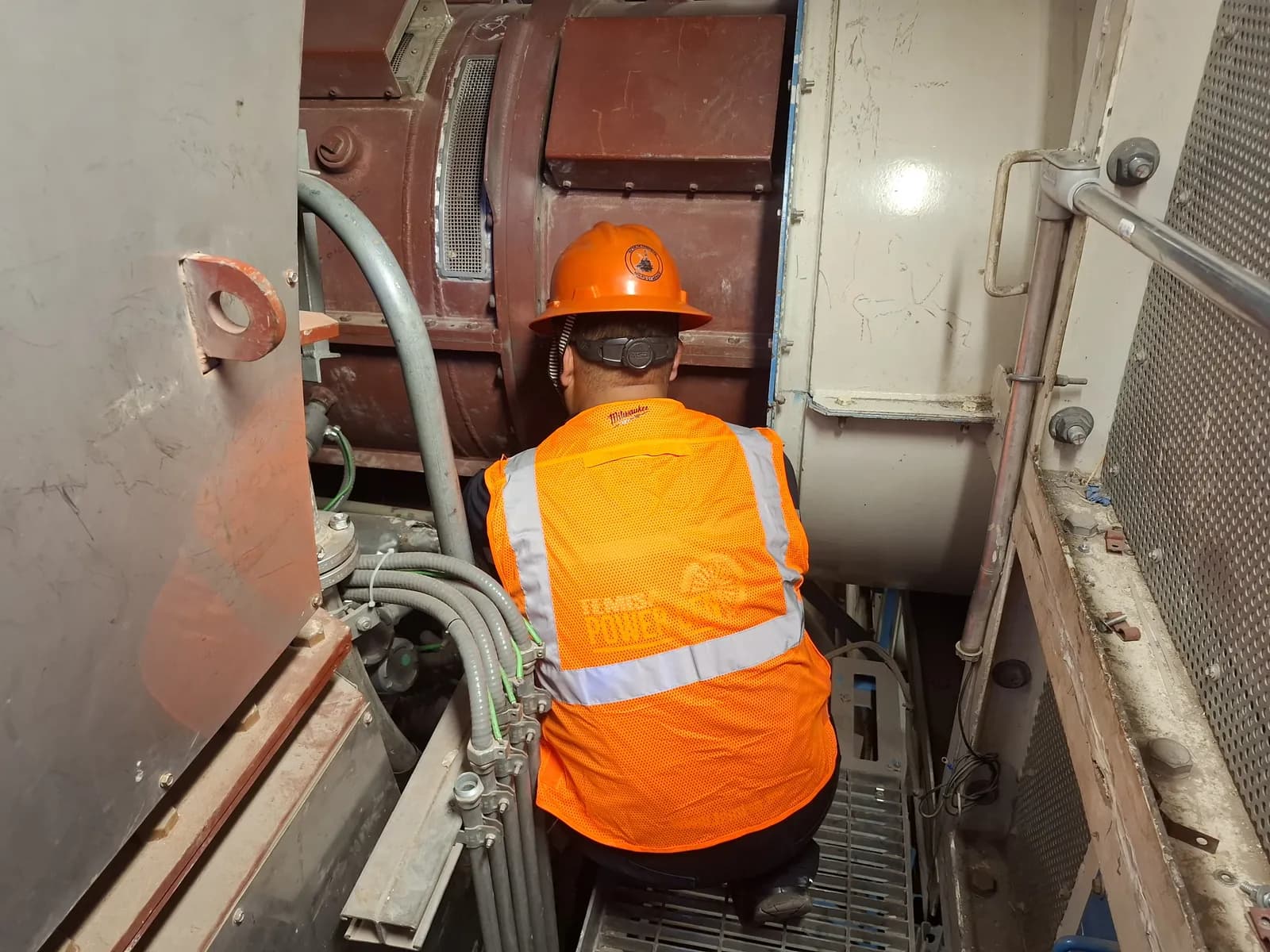 Técnico de TEMISA Power Gen revisando el área del sistema de excitación de un generador de 365 MVA en operación