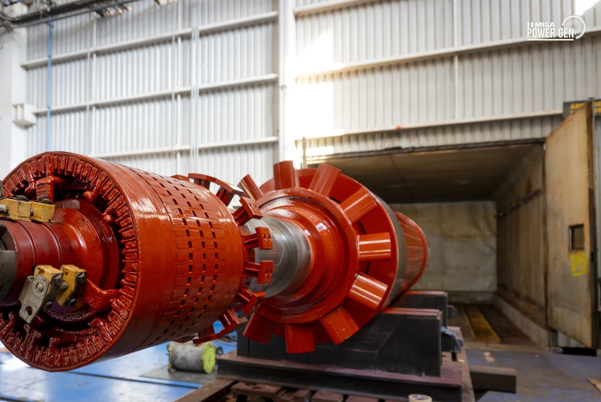 Rotor de polos salientes sobre apoyos. Fotografía de referencia.
