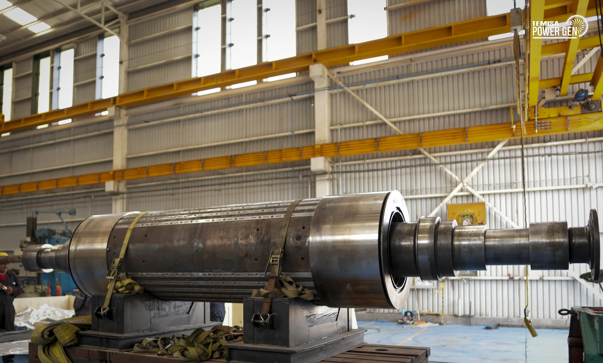 Rotor cilíndrico sobre apoyos en taller. Fotografía de referencia.