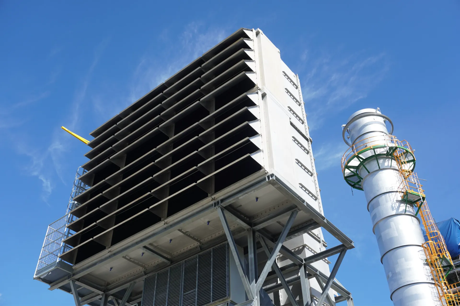 Casa de filtros de aire y chimenea de una turbina de gas para generación móvil