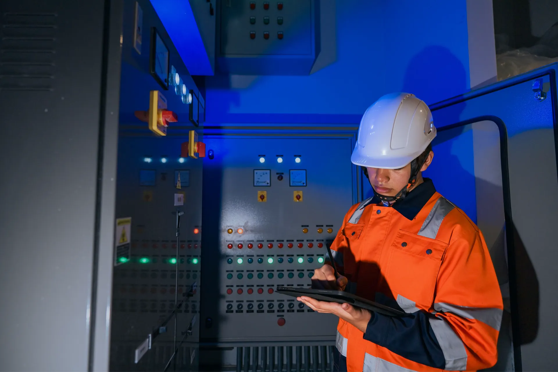 Técnico revisando el tablero eléctrico de una unidad de generación