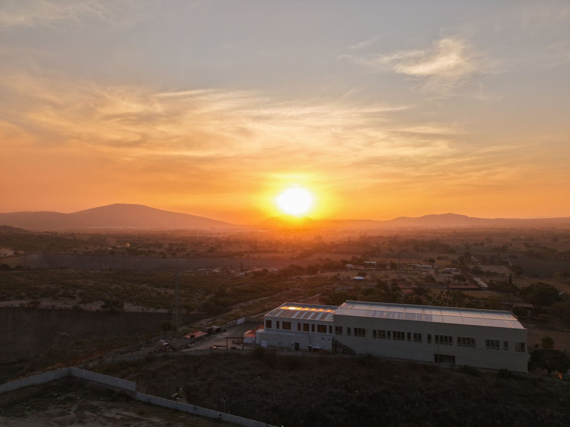 Vista aérea del taller TEMISA Power Gen en Tlajomulco, Jalisco — 5,600 m² de instalaciones para reparación de generadores eléctricos industriales