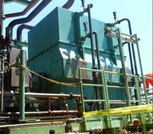 Vista lateral del generador ABB con sus tuberías y estructuras en una unidad flotante
