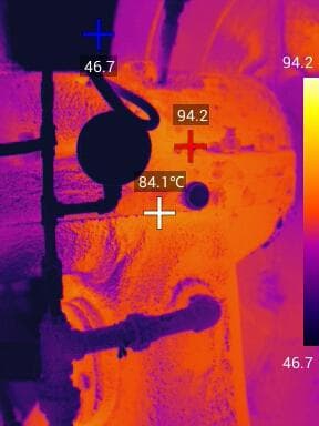 Termografía del área de cojinete con la escala y lecturas originales del reporte